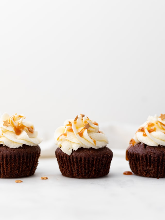 photo: chocolate cupcakes with buttercream filling